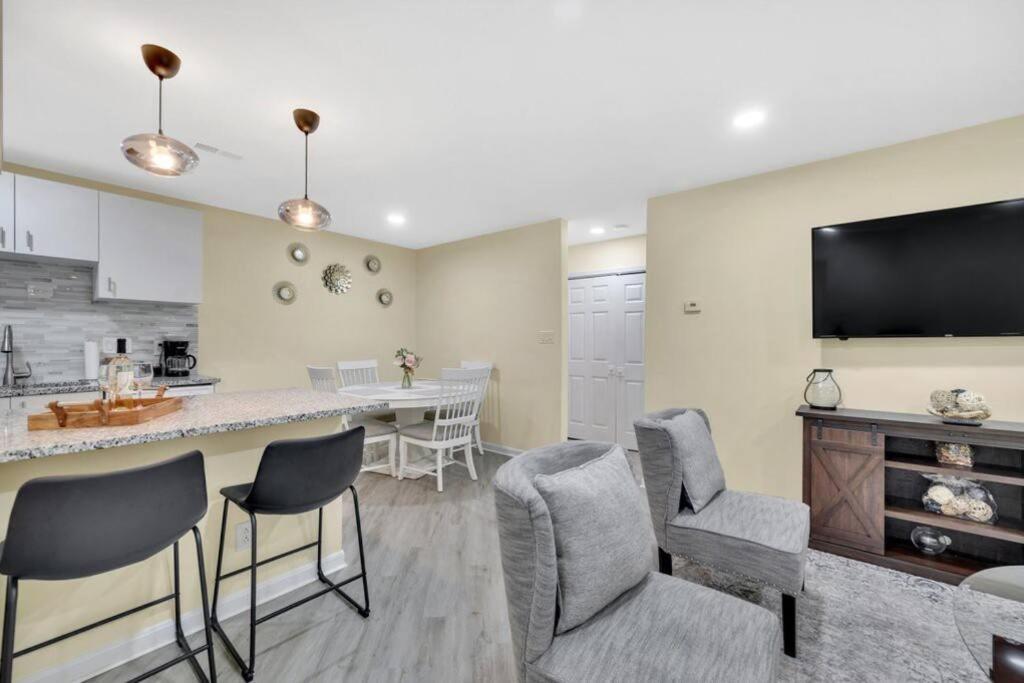 Cozy 2 Bedroom Duplex In Charlotte, Jacuzzi, Sleeps 6 Plus 2 Extérieur photo